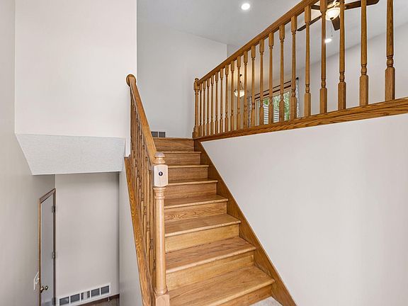 3rd image of 533 Ravoux Rd
