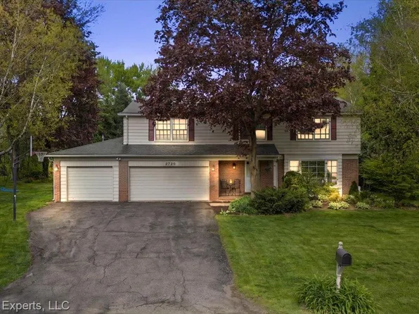 2720 Bridle Rd, Bloomfield Hills, MI 48304