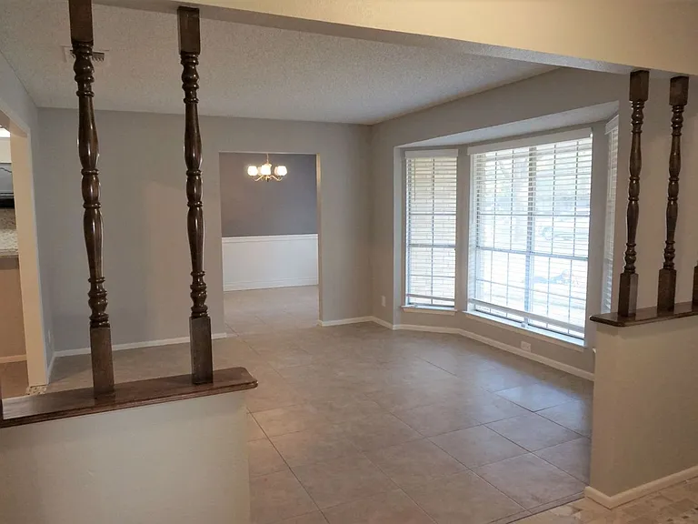 313 Sagecrest Dr — Photo 4