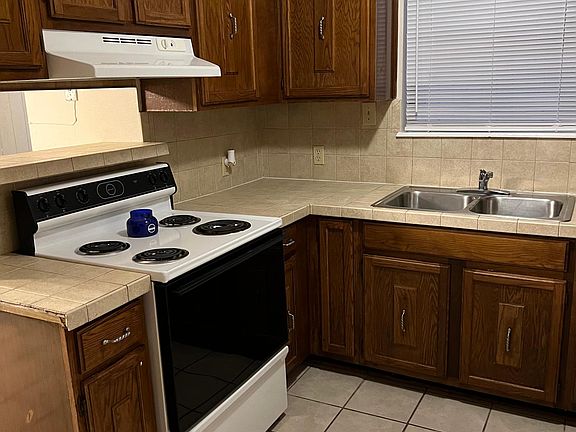 3rd image of 909 Castle Heights Dr #A