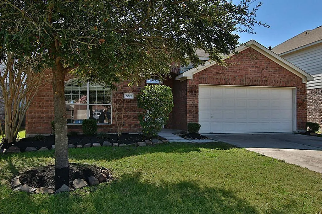 3 bed, 2.0 bath, 1831 sqft, $2,350 — Photo 1