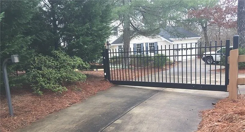 5 bed, 3.5 bath, 3250 sqft, $3,800 — Photo 2
