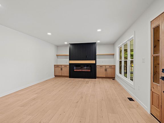 4th image of 8549 Douglas Rd