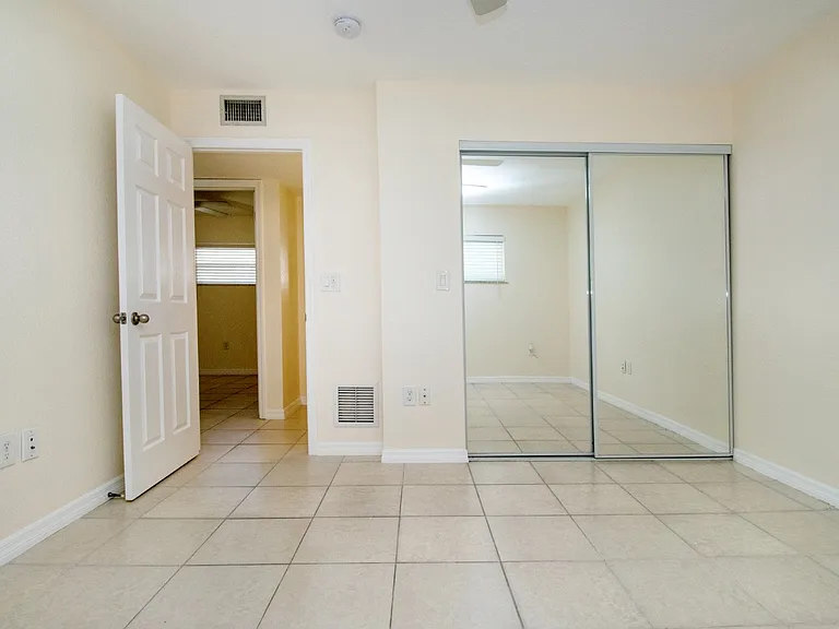 995 Virginia Dr — Photo 22