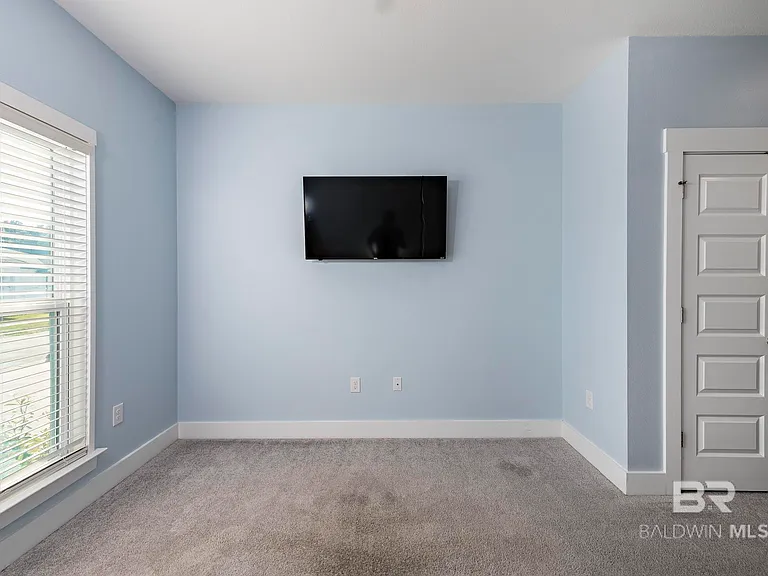 231 Bronze St — Photo 39