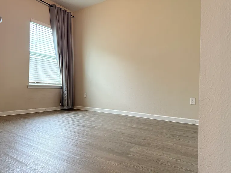 1604 Mathews Manor Dr — Photo 9