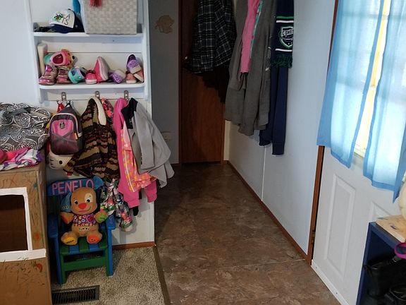 Hallway to br2 and ba2 + clo