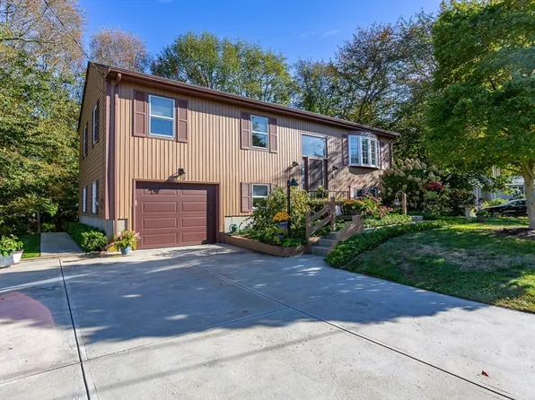 8 Tower Hill Rd, Somerset, MA 02726