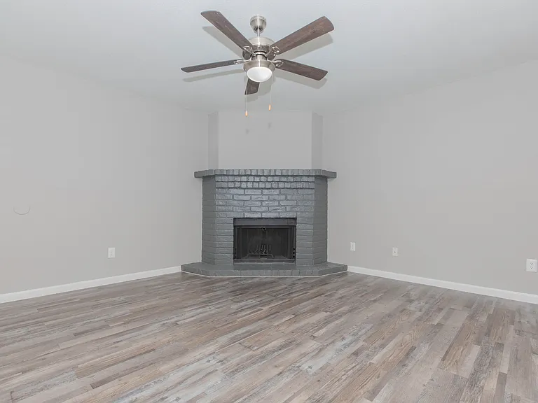 Kendall Manor — Photo 31