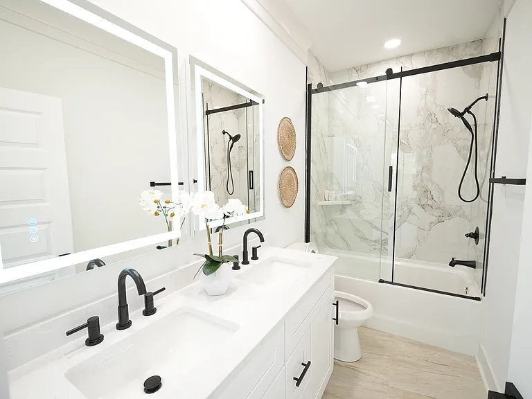 2047 Forest Ave — Photo 1