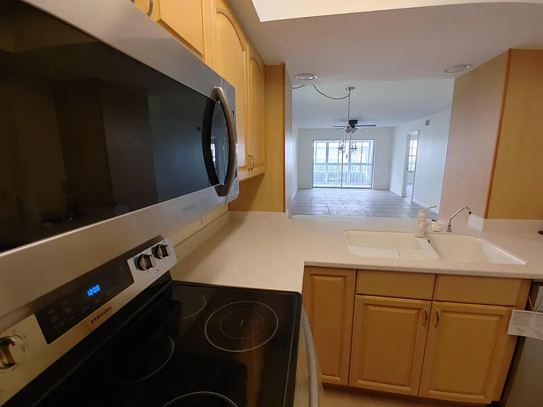 801 SE Central Pkwy #7 — Photo 8
