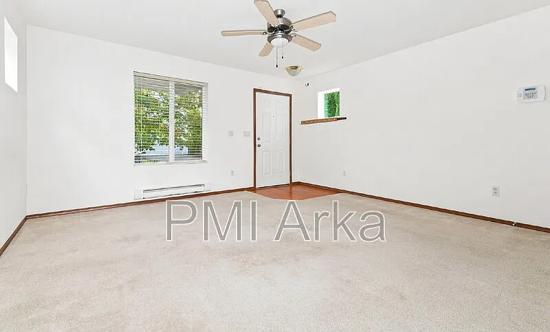 3 bed, 2.0 bath, 1450 sqft, $3,295 — Photo 4