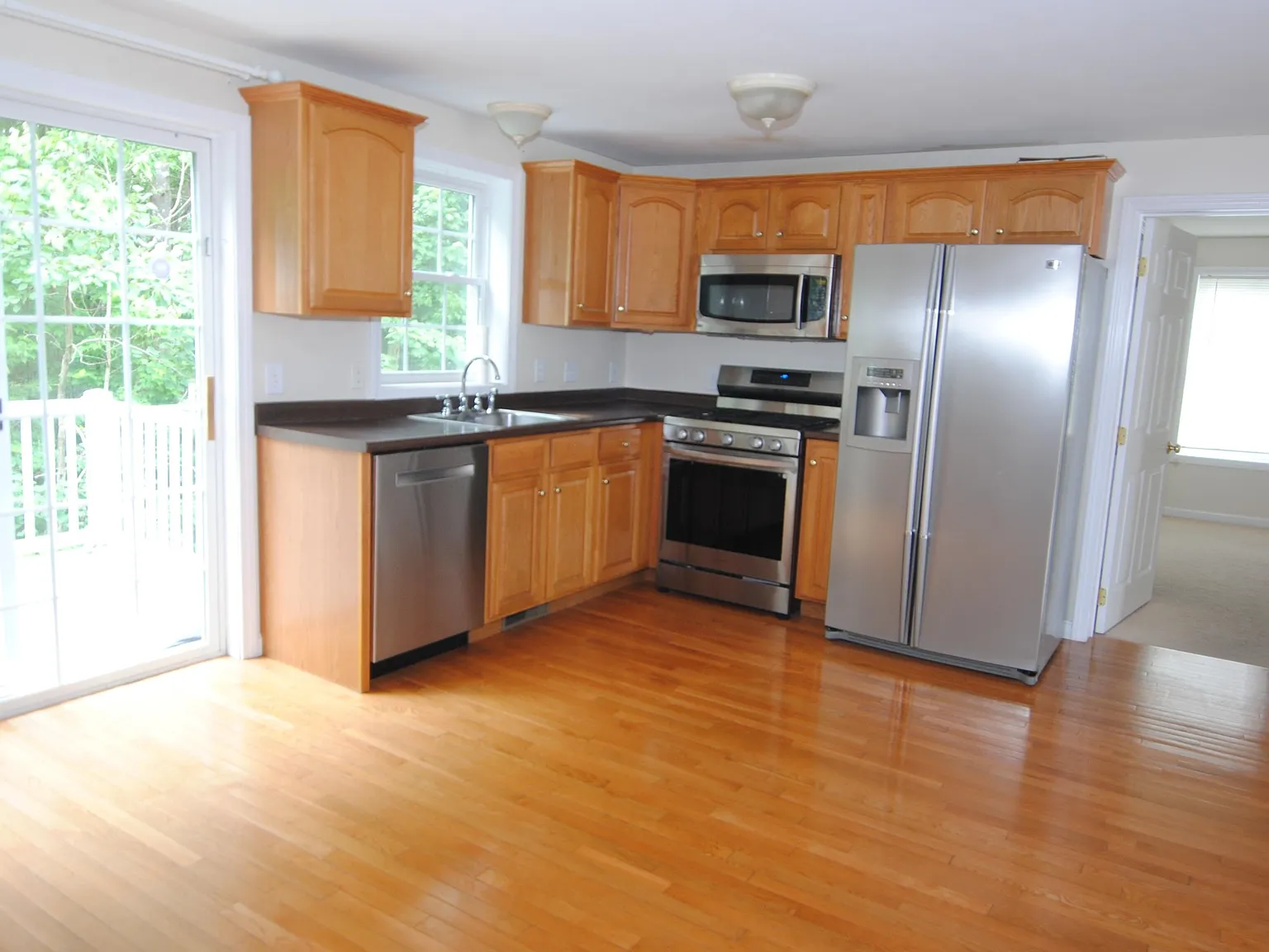 3 bed, 2.5 bath, 2470 sqft, $3,500 — Photo 3