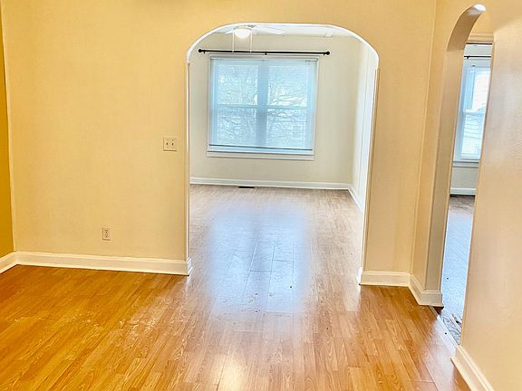Dining room into kitchen