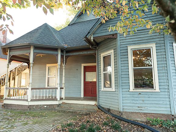 3rd image of 907 Irwin St