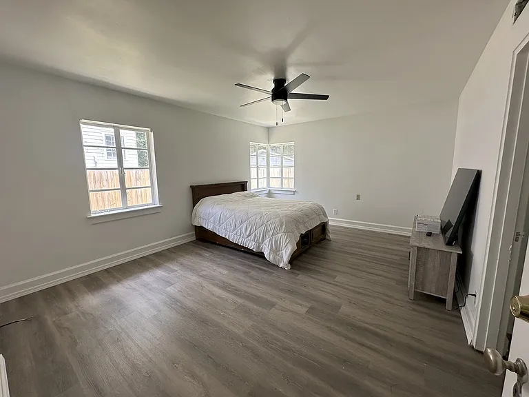 1459 Dauphin St — Photo 14