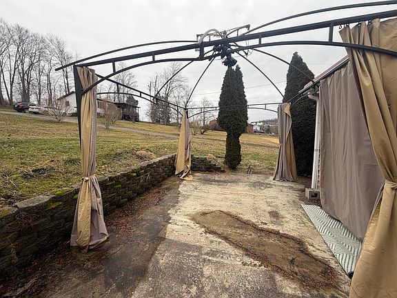 4th image of 300 Benedum Run Rd