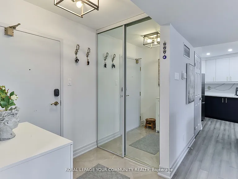 1240 Marlborough Ct #806 — Photo 8