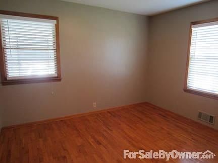 3 BEDROOMS FRESHLY PAINTED
						:
						BEAUTIFUL HARDWOOD FLOORS IN ALL BEDROOMS
NEW 2" BLINDS