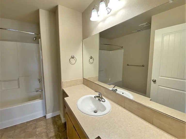 601 SE 128th Ave — Photo 11