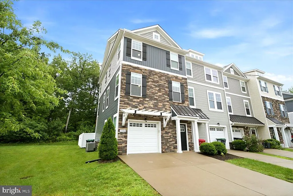 3 bed, 3.5 bath, 1894 sqft, $2,700 — Photo 2