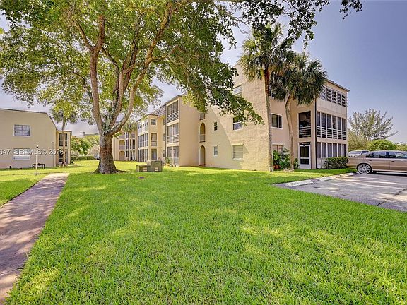 4th image of 2700 Riverside Dr APT 303B