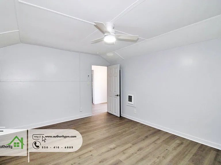 1143 Magnolia St — Photo 8