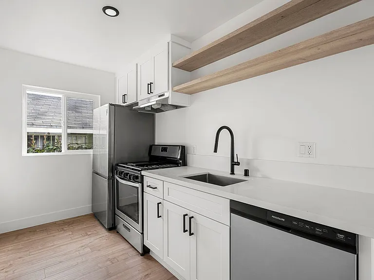 Echo Lake Apartments — Photo 33