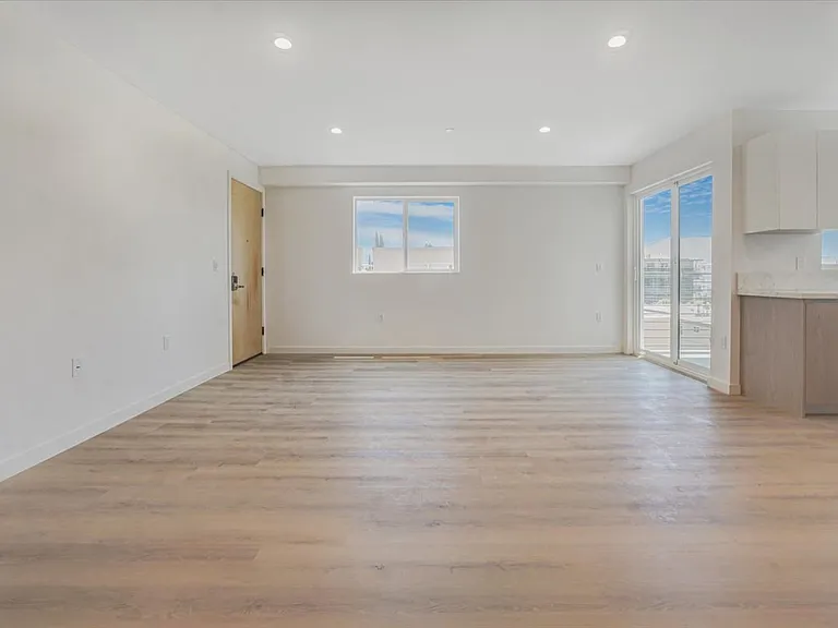 10918 Camarillo St #501 — Photo 18