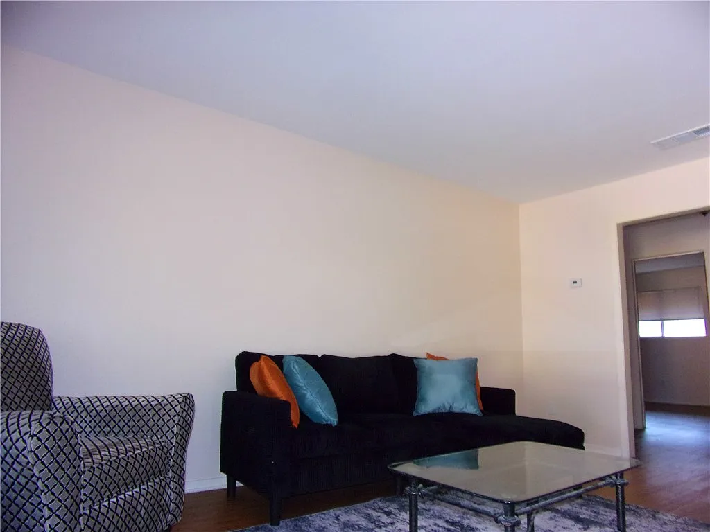 2 bed, 880 sqft, $900 — Photo 4