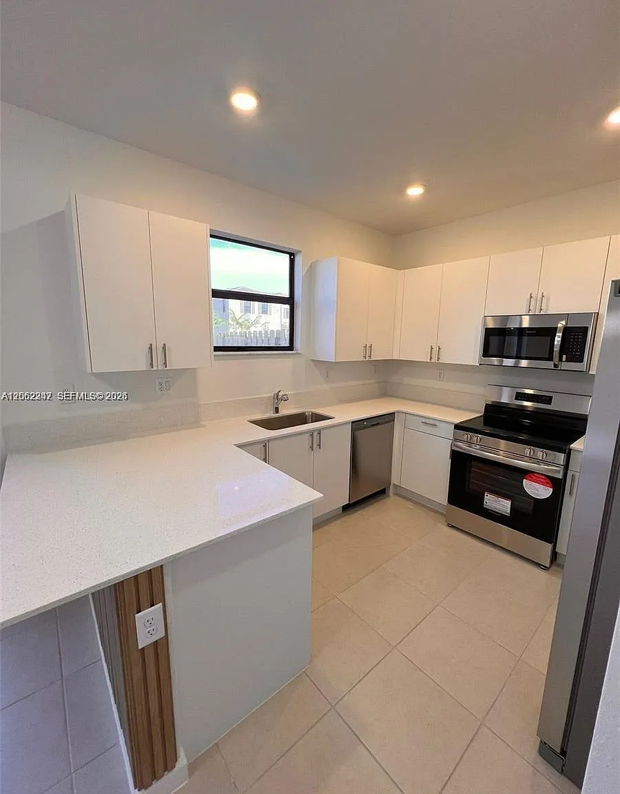 3 bed, 1442 sqft, $2,950 — Photo 1