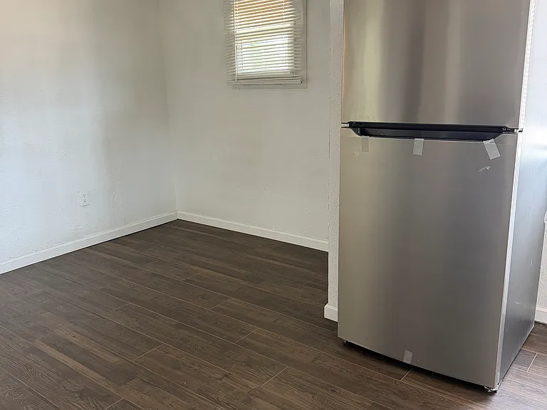 241 S California St — Photo 11