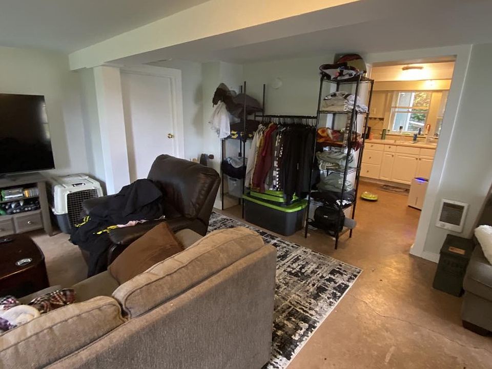 Living Room/Entrance>