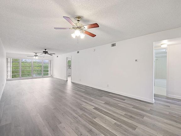 2nd image of 118 Palm Dr #4