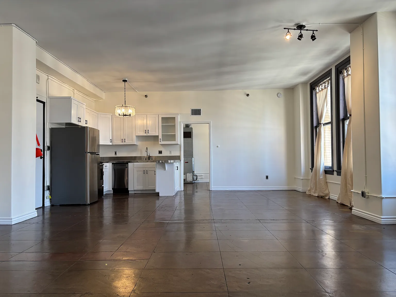 215 W 7th St — Photo 3