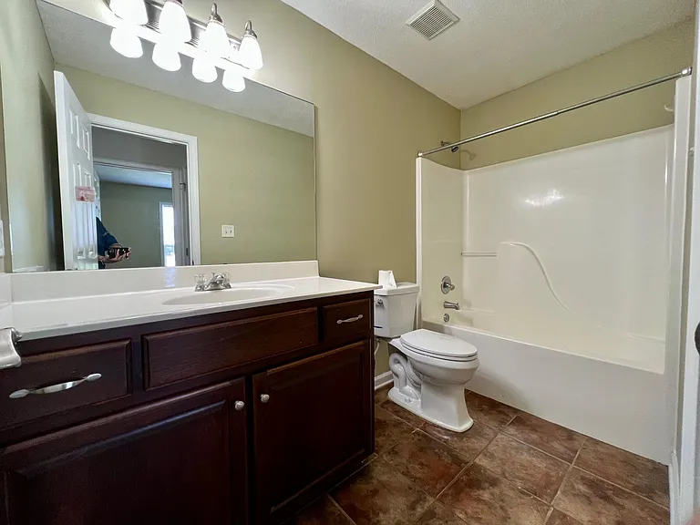 128 Norwich Cv — Photo 2
