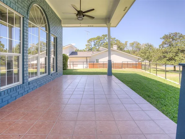 319 Brookhollow Dr, Huntsville, TX 77340