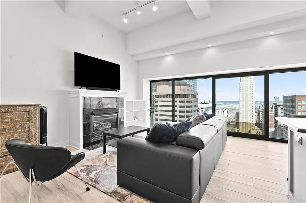 1 bed, 846 sqft, $2,250 — Photo 2