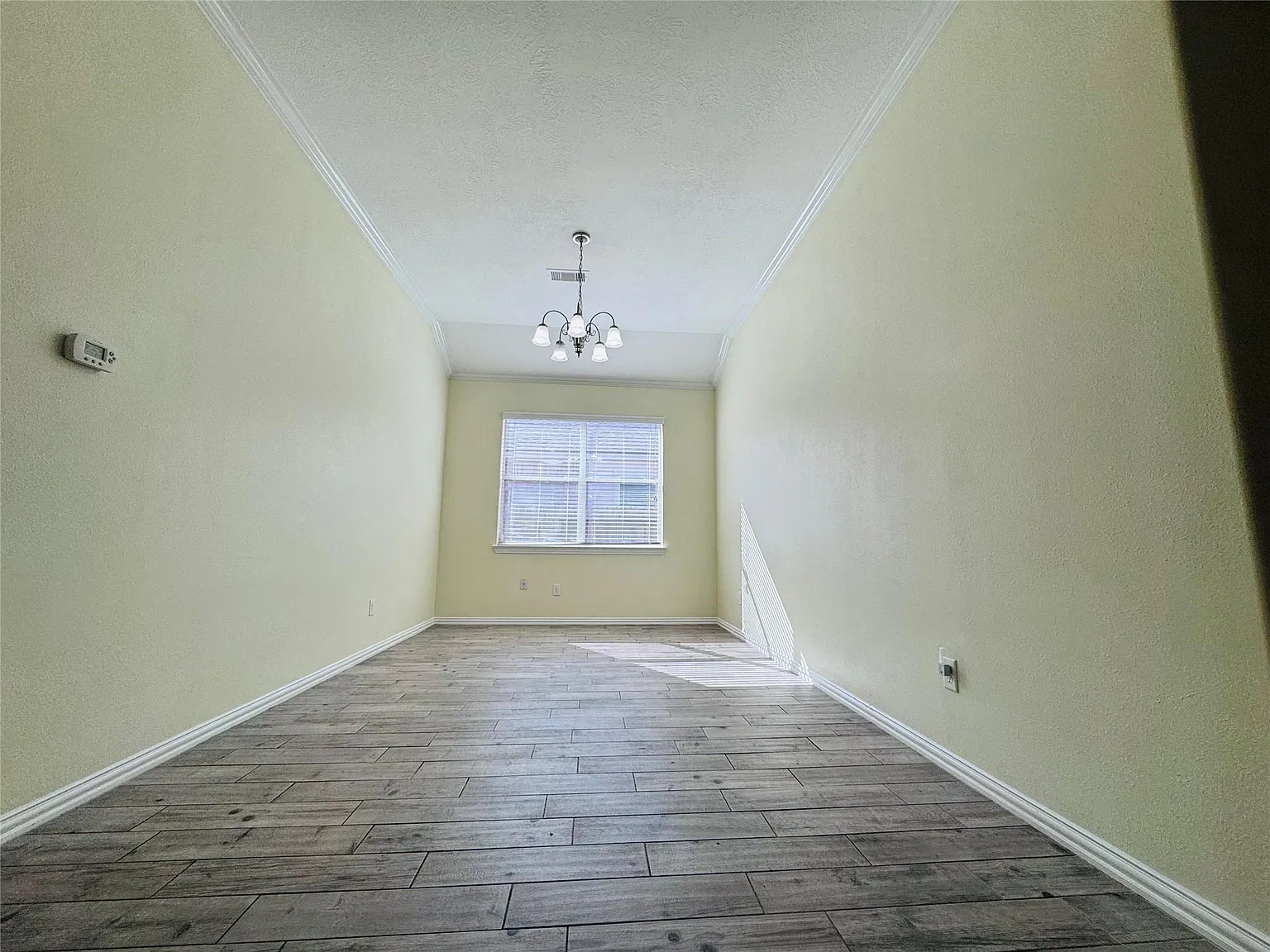 3 bed, 2.0 bath, 1908 sqft, $2,200 — Photo 3
