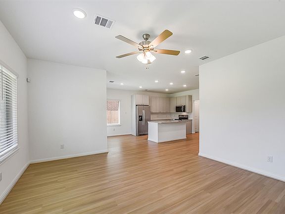5th image of 11928 Lakewood West Dr