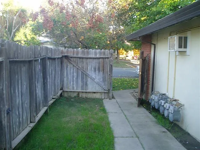 811 Cathedral Ct — Photo 3