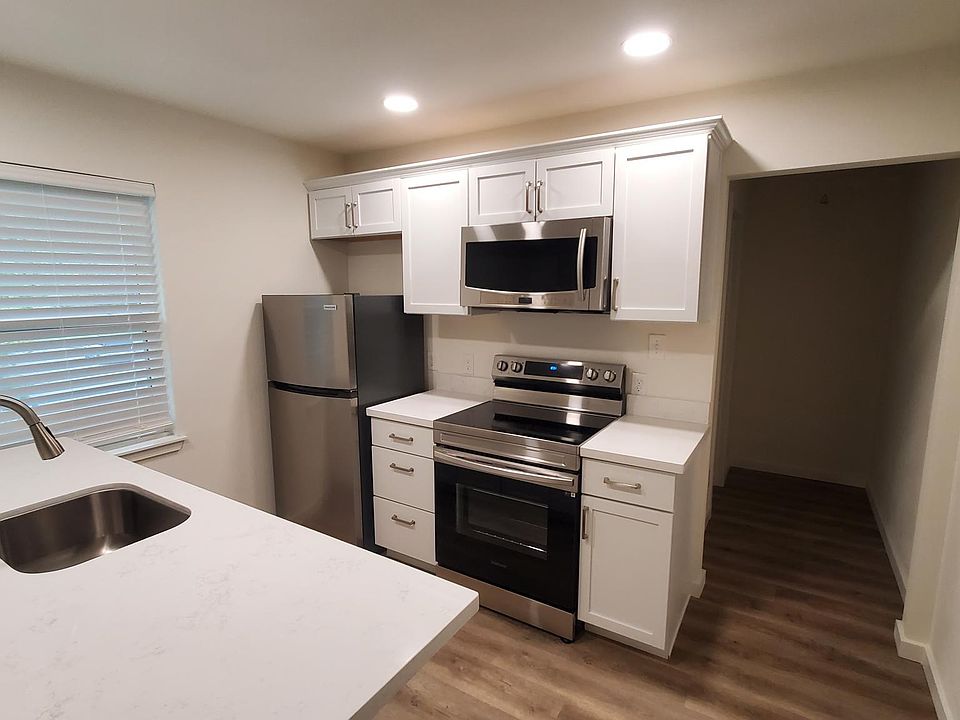 Full Kitchen.