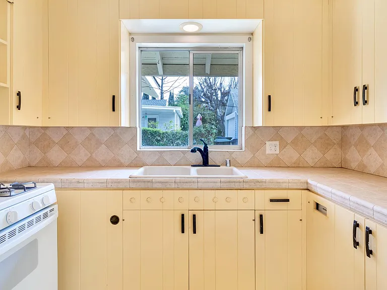 606 Cypress Cir — Photo 18