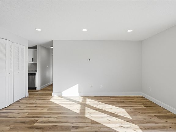 5th image of 25 Longworth Ave Unit 14
