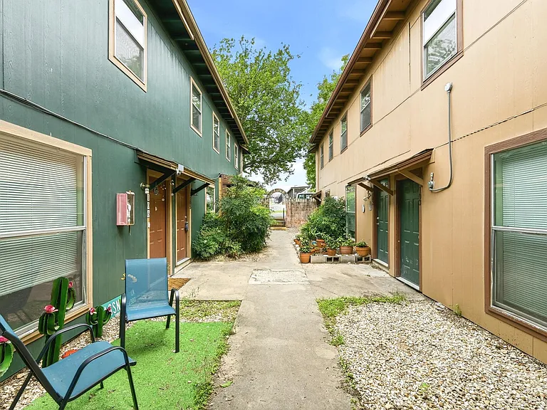 2319 Greenfield Pkwy #103 — Photo 3