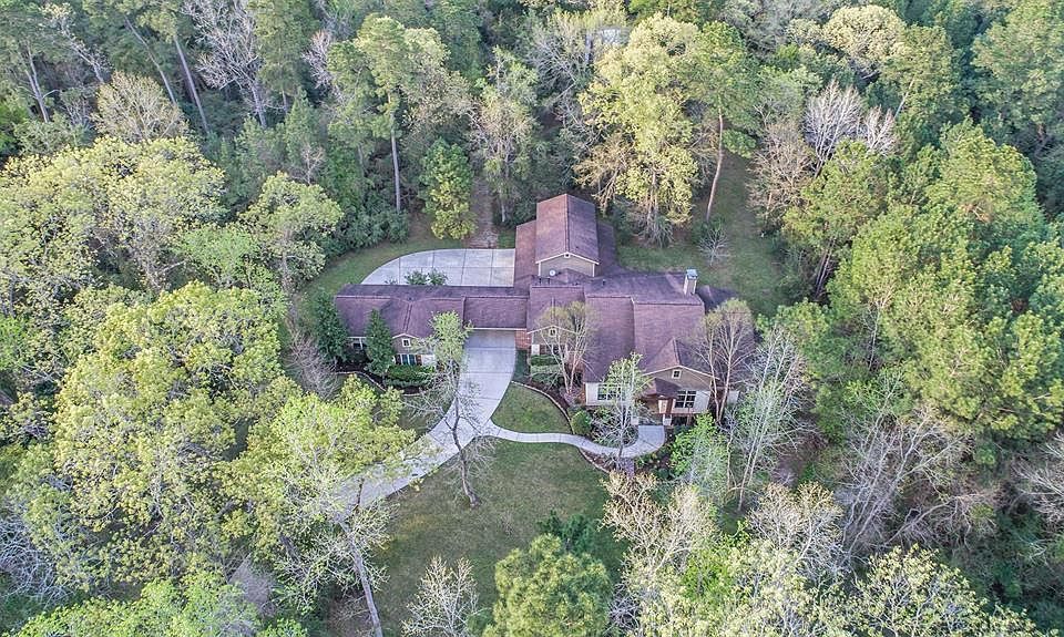 Welcome to country living at it's finest at 22341 Mueschke Rd.