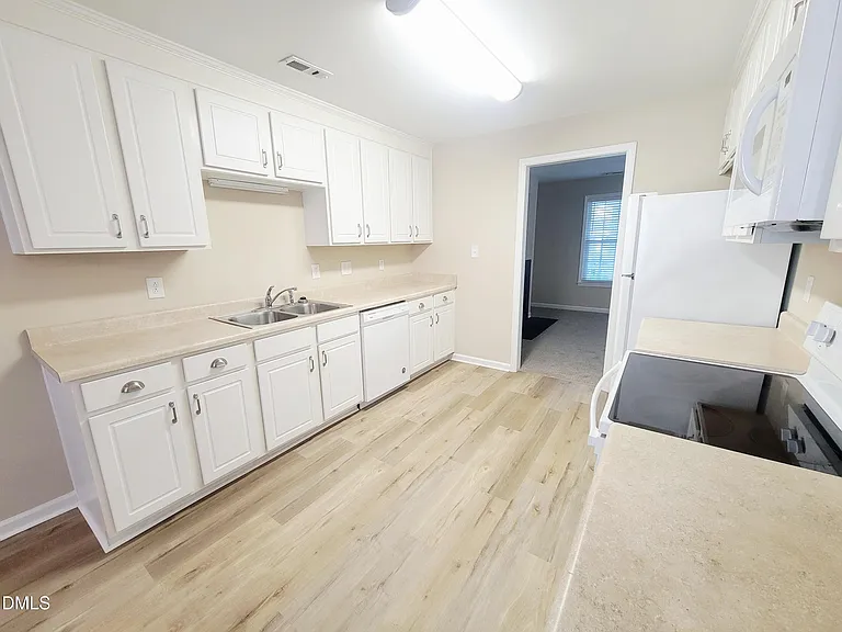 411 Whitehall Ct — Photo 10