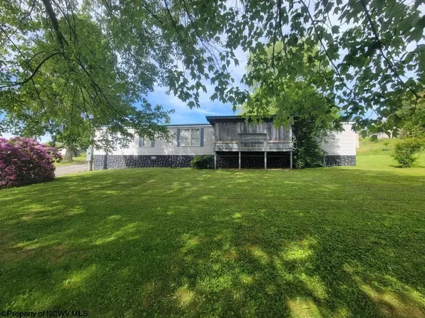 126 Freeland Ave, Terra Alta, WV 26764