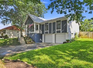 901 Valley Woods Dr, Grain Valley, MO 64029