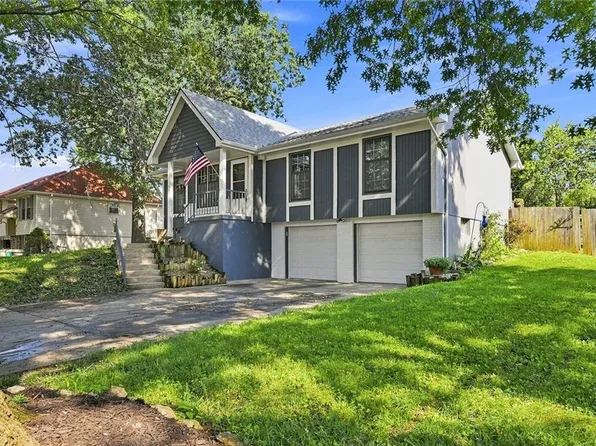 901 Valley Woods Dr, Grain Valley, MO 64029
